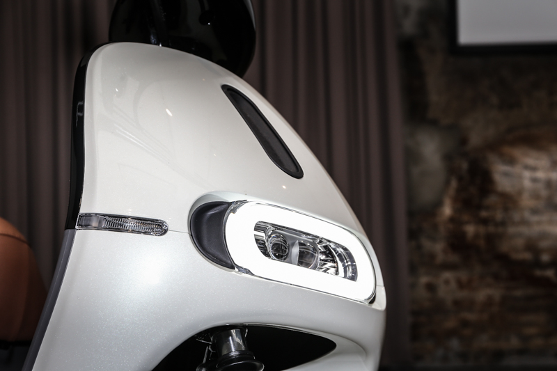 Gogoro 2 Deluxe 亦大幅提升了 LED 頭燈,遠燈照射距離與寬度均較 Gogoro 2 Plus 提昇 50% 以上。