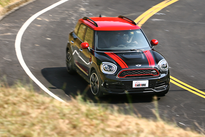 同樣售價216萬元,你很難不想將Cooper S E Countryman All4(上)與Countryman JCW(下)拿出來比一比。