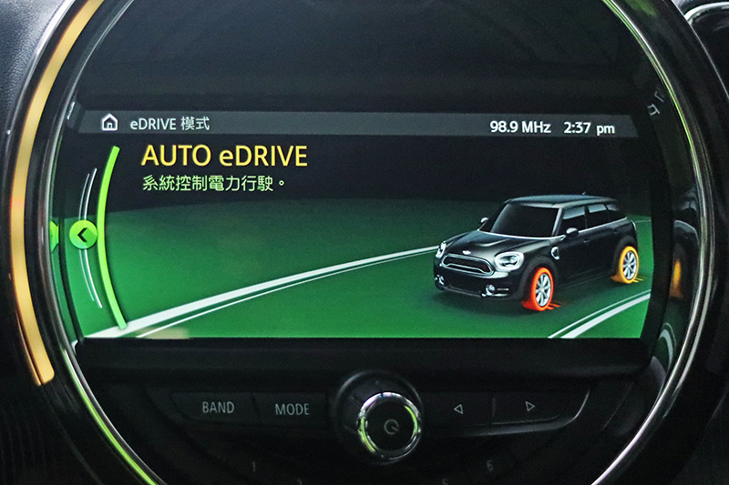 自動模式「Auto eDrive」下,系統會自行調配引擎與馬達的輸出比例,或者判斷是否單純以單一動力行駛。