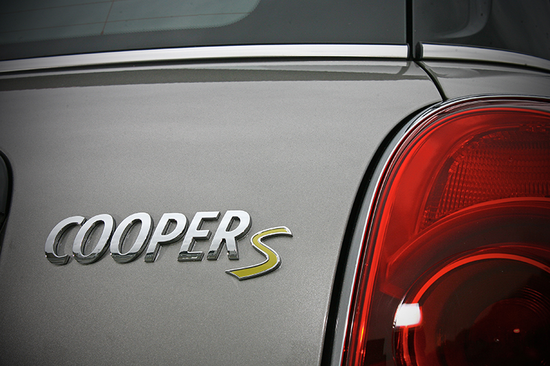 前後一樣貼上Cooper S銘牌,不過「S」字標為專屬的黃綠色。