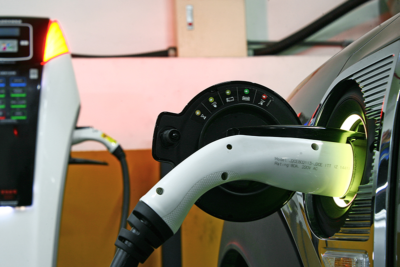 目前許多公私立停車場都有充電車位,其實可以多加利用。