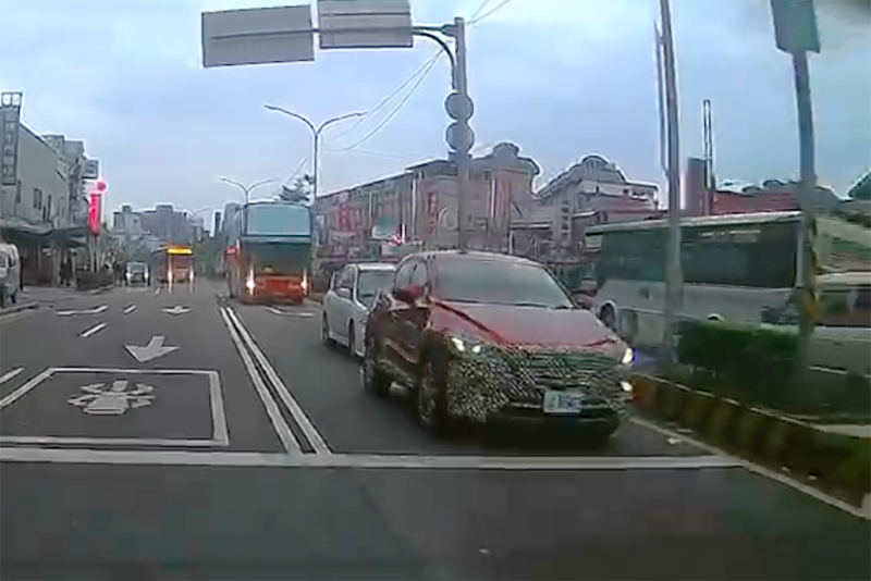 這輛掛試車牌的偽裝車,怎麼看都是一輛Mazda CX-3。