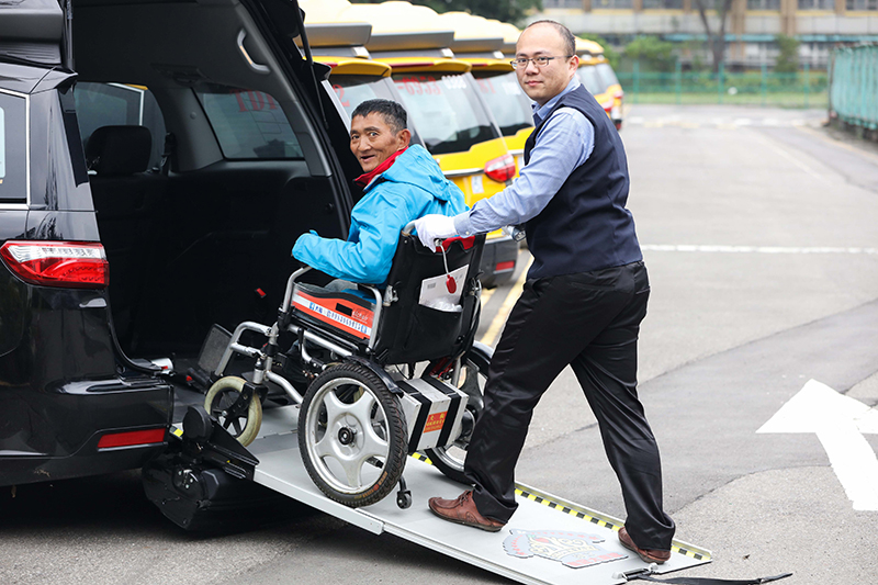 V7幸福輪轉手服務新巨輪街頭幸福輪轉手(圖為皇冠大車隊友善司機)。