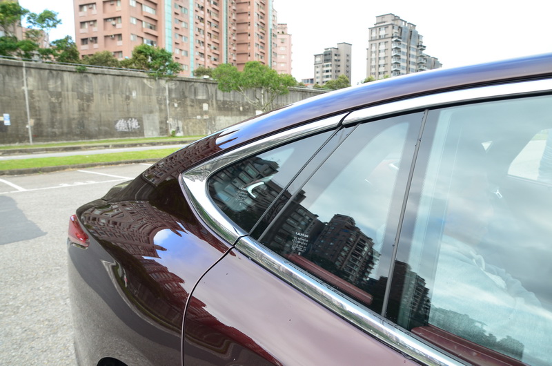 由前向後蜷縮的後三角窗,以及向後延伸的車頂線條建構出如四門GT跑車般的尾部弧線