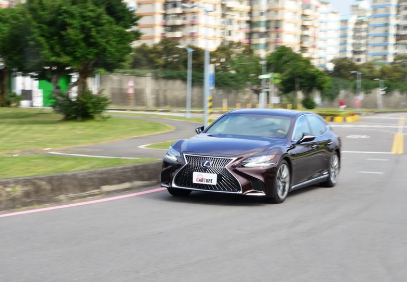 透過VDIM車輛動態管理系統的協助下,高速過彎少了以往不確定的晃動感