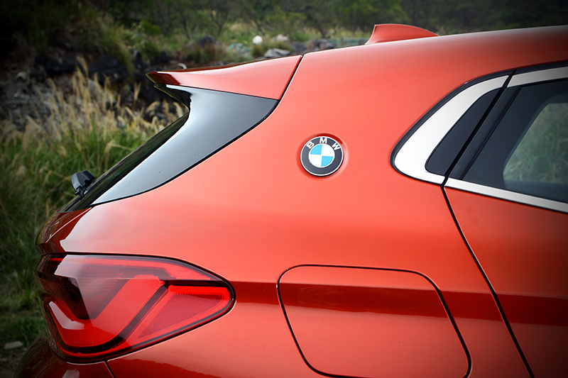 鑲於C柱上的BMW Logo向經典的BMW E9致敬。
