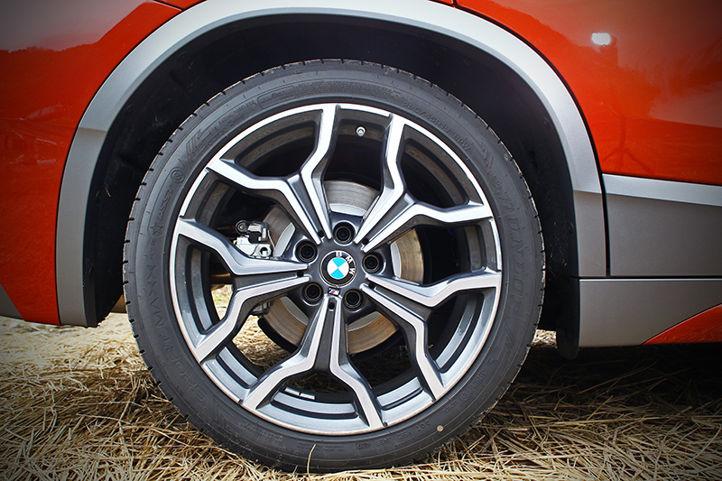225/45 R19跑胎雖帶來較為直接的行路調性,但看起來卻帥很多。