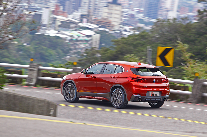 比起印象中的小型SUV,X2的動態反應似乎更接近如同Volkswagen Scirocco之類的跨界跑車,不僅更容易預期車頭或車尾的滑移,同時也利於獲得更稱心如意的循跡路線。