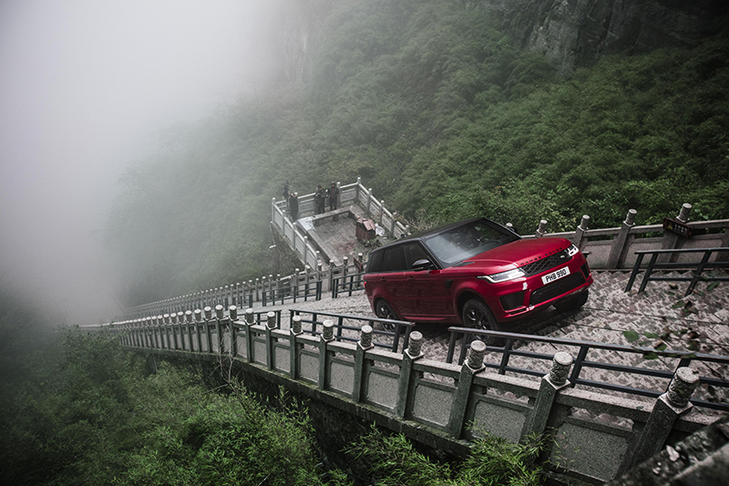  懶得爬樓梯嗎？Range Rover Sport幫你搞定天門洞999階天梯！ 