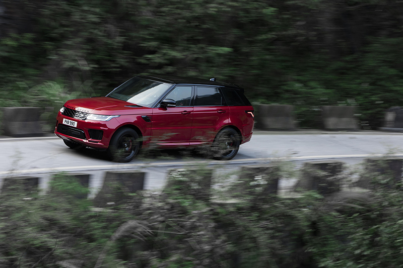 光是上天梯前的狹小山路與高達99個彎道,對於尺碼龐大的Range Rover Sport P400e就已是一大挑戰。