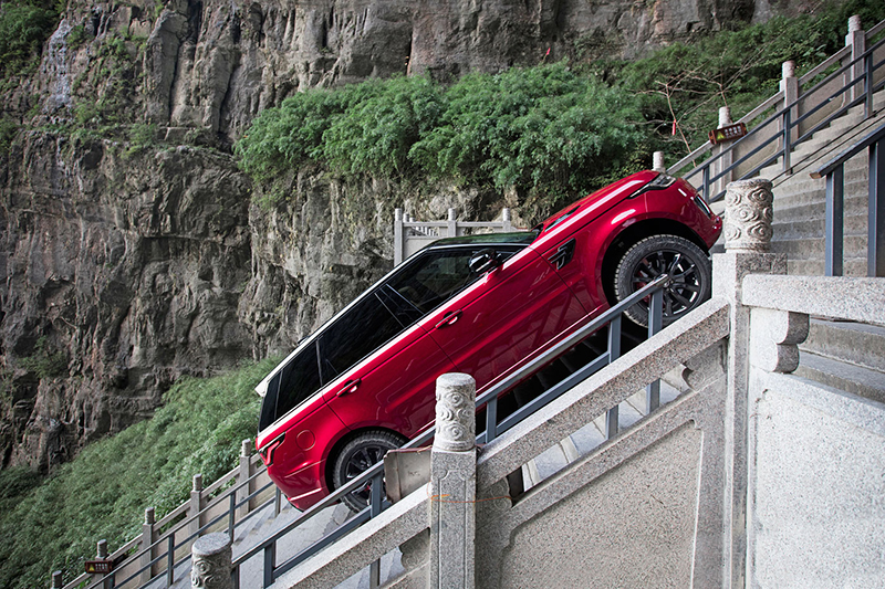 最陡坡度達45度天門洞999階天梯,Range Rover Sport P400e竟也能從容克服?