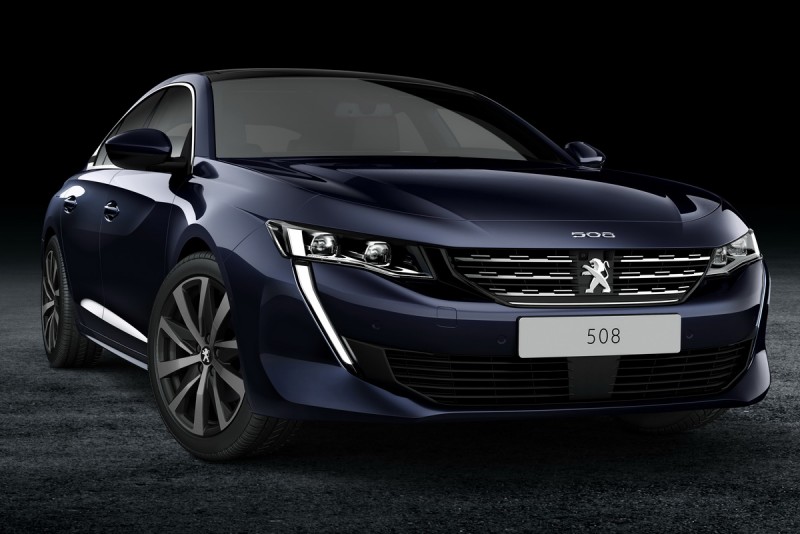 全新Peugeot 508大膽將車型數字放在車頭!常規508(藍車)與508GT(紅車)水箱罩內設計略有差異