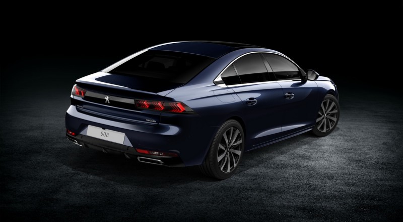 爪痕尾燈更深邃立體,常規Peugeot 508採用寬扁型左右單出尾飾管