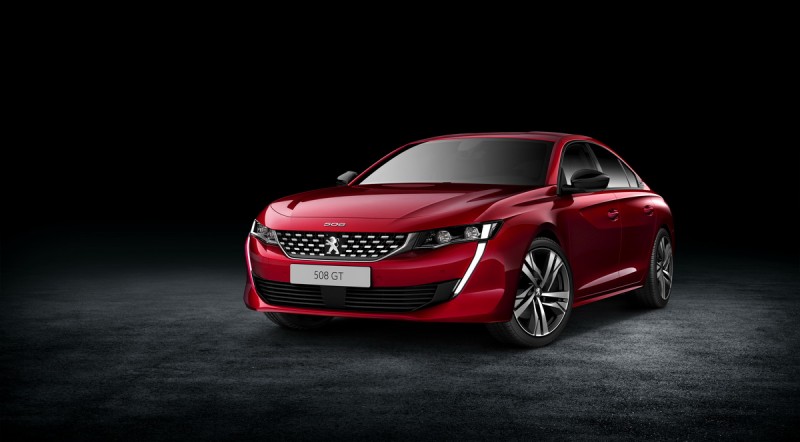 紅車則是全新Peugeot 508 GT (225hp),搭載可變電子懸吊,提供更運動化的操控反應。
