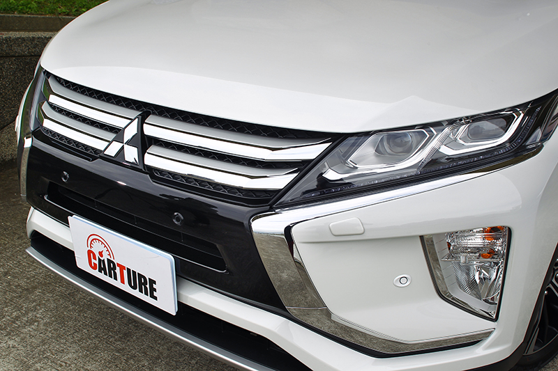 ECLIPSE CROSS貫徹MITSUBISHI 「Dynamic Shield」家族設計語彙,X造型的水箱護罩與氣壩總成是最顯著的特色。