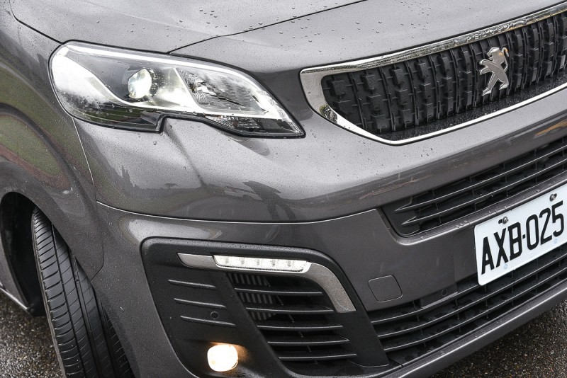 車頭繼承了近期Peugeot SUV車款造型概念