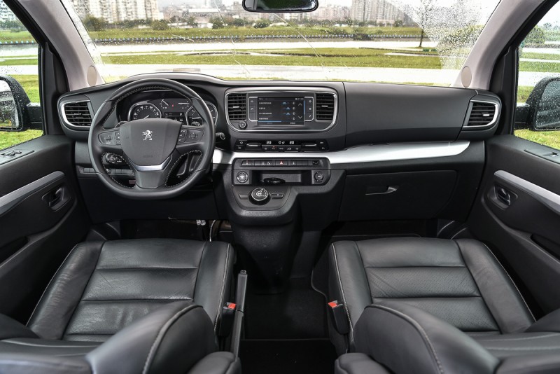 Peugeot Traveller領航家的駕駛界面也算是極簡化而且井然有序