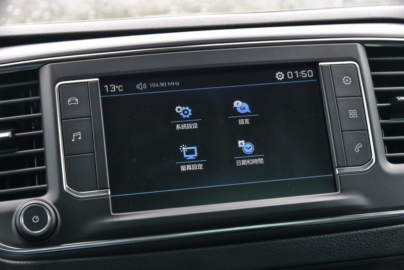 7寸多功能觸控音響不僅可支援 Apple CarPlay、Android Auto、Mirrow Link等常用連結方式,也能顯示倒車攝影畫面,用來連接手機聽音樂或接聽電話