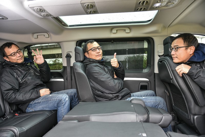 第二排在適中位置,全車空間都很舒適
