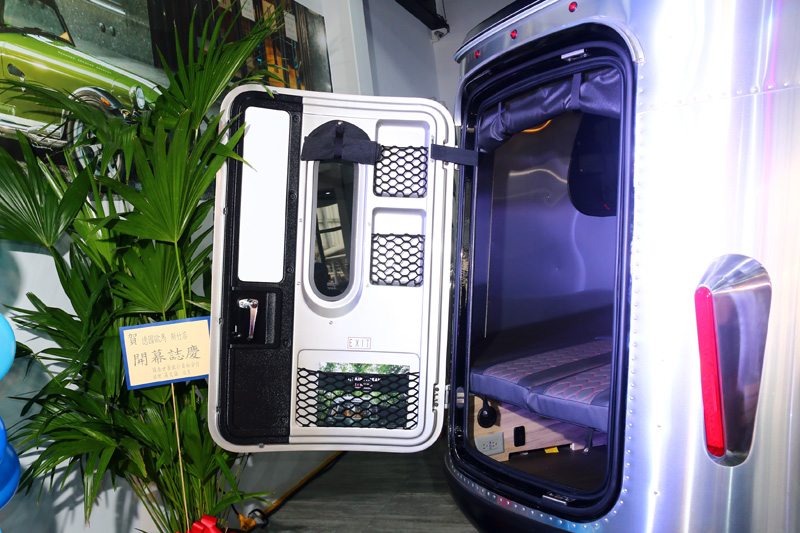 Basecamp有著後車門設計,可向後搭配外帳使用。