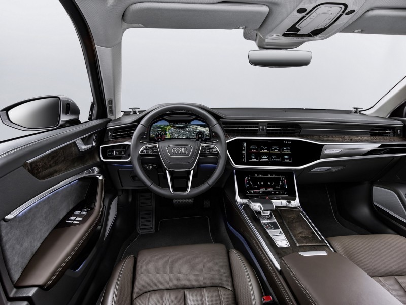全新Audi A6 Sedan 集家族最新世代雙螢幕直覺化車艙設計及Audi AI智慧安全科技於一身,實現智慧行車新生活。