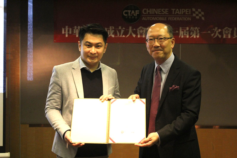 中華車會理事長陳志鴻(右)與榮譽理事長林帛亨合影。