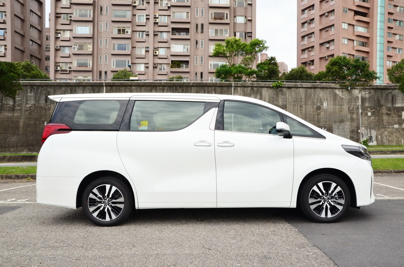 車側在未動任何的鈑件下僅換上新款的18吋10幅鋁圈