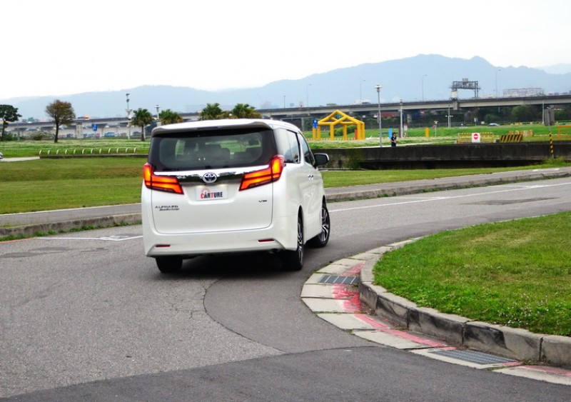 藉由S-VSC轉向輔助車輛穩定系統的協助下在高速過彎時非常穩定