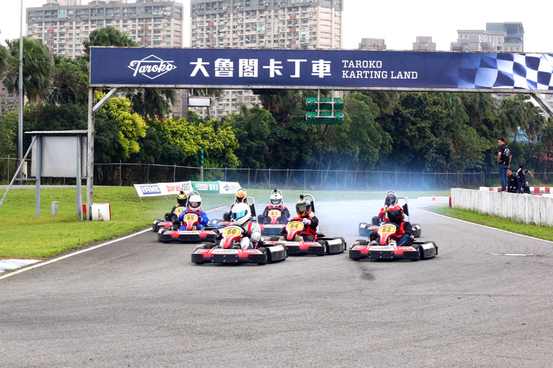 預賽起跑時,拿下竿位的偉恩〈60號車〉順利帶出,排位第四的林志浩〈62號車〉自外線殺出。