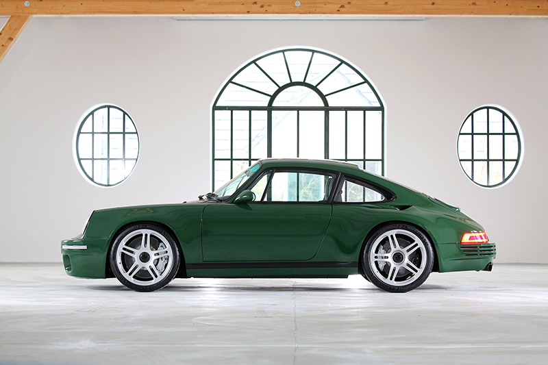 RUF SCR彷彿向911紀念車致敬,也選擇幾乎一樣的綠色塗裝。