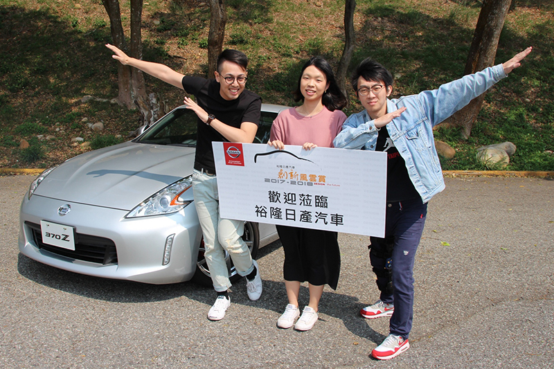 決選團隊成員在專業試車跑道盡興試乘370Z,興奮感受經典跑車的猛爆性能及絕美外型。