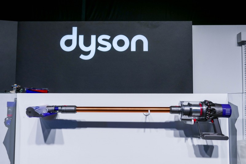 全新Dyson V10數位馬達重量比上一代減半,轉速高達每分鐘125,000轉,內建於最新Dyson Cyclone V10 TM 無線吸塵器,驅動強勁吸力, 延續多功能特色。