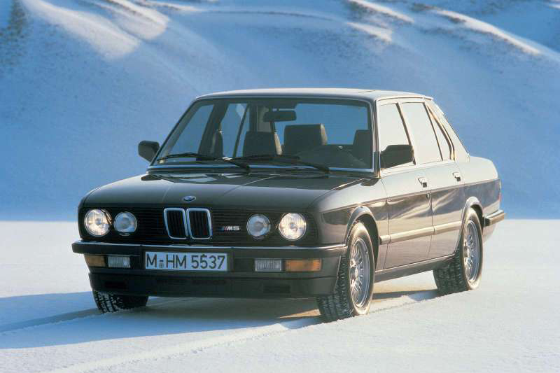 第一代E28 M5(1984年)