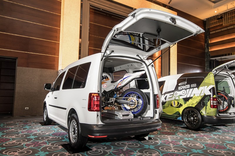 Caddy Van的後廂放進一輛馳騁賽的二輪賽車剛剛好
