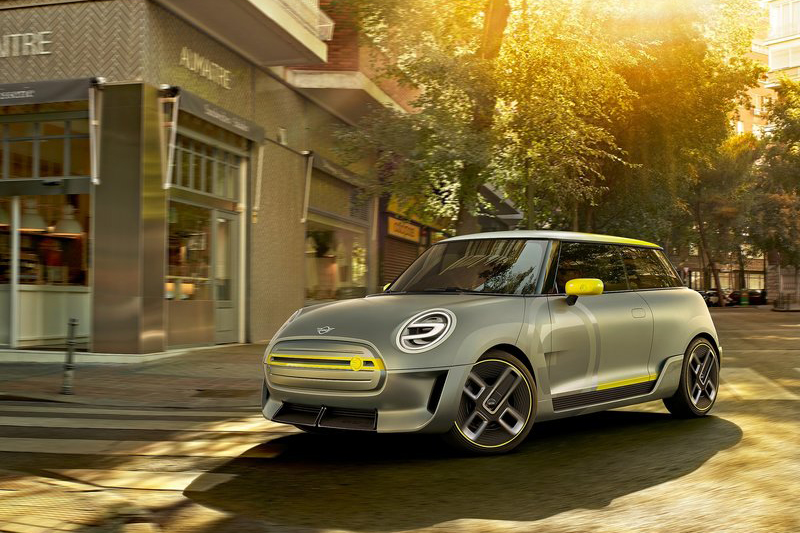 這是2017年發表的Mini Electric Concept,推測將更接近明年即將面世的純電動力Mini。