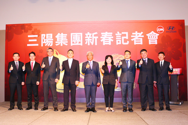 南陽實業在日前力邀於汽車界歷練豐富的李應生〈左三〉擔任總經理,勢必將再度開創新局面!