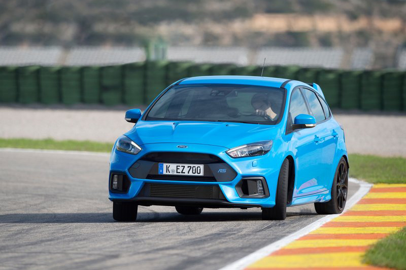 Ford Focus RS則以更圓融和諧的動態表現取勝。