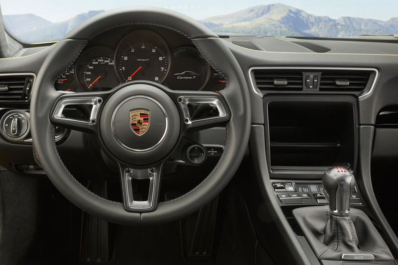 音響與方向盤控鍵被拔了?其實這只是911 Carrera T偷輕的路數之一。