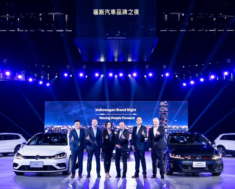 由左至右分別為台灣福斯汽車銷售總監Eric Chua、台灣福斯汽車產品策略與規劃總監 Conrad Marx、台灣福斯汽車總裁Katy Tsang、德國福斯汽車海外銷售總經理Mr. Holger Irmler、台灣福斯汽車市場行銷暨公共關係處長陳冠宇先生、台灣福斯汽車售後服務處處長Mr. Jens Seeck。