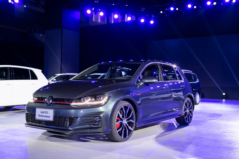 台灣福斯汽車正式發表Golf GTI Performance性能掀背鋼砲,坐擁專屬內外觀套件、245hp最大馬力、7速DSG自手排變速系統、專屬前軸電子液壓限滑差速器與MSB模組化安全駕駛系統等配備。