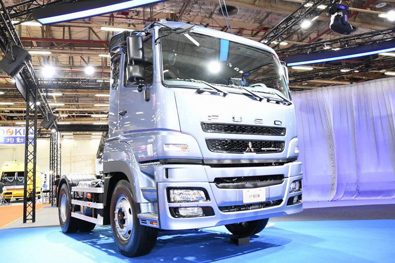 FUSO重型商業車旗艦35噸Super Great拖車頭,使用低碳省油的引擎科技,結合先進自手排變速系統與高科技安全配備,成為市場銷售冠軍。