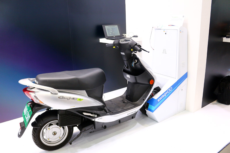 工研院研發的『自動快充-電動機車共享系統』,只要將電動機車推進自動充電座,車輛即自動固定並進行充電,15可秒內完成取車與還車,20分鐘內快速充電完畢,可避免電池掉落撞擊與忘記充電導致「電池過放」。