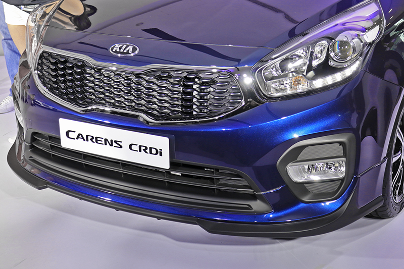 Carens「GO帥」特仕版具備環車空力套件。