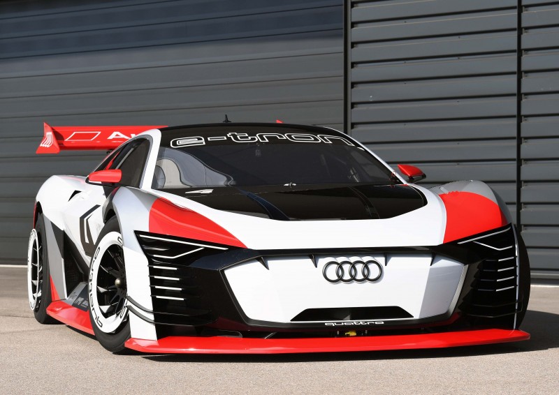 從PlayStation GT賽車遊戲走入真實賽道,Audi一比一打造Audi e-tron Vision Gran Turismo,並在Formula E羅馬分站擔任貴賓體驗車,帶領貴賓實際體驗Audi最新節能純電科技。