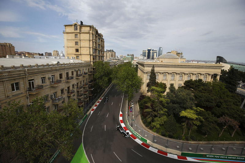 原本位居第一位置的Valtteri Bottas在最後一刻因輪胎被異物刺破,因而將寶座讓給了隊友Lewis Hamilton。