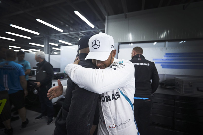 Lewis Hamilton向隊友Valtteri Bottas擁抱致意,將榮耀歸於隊友,展現真摯隊友情誼,堪稱運動精神表率。