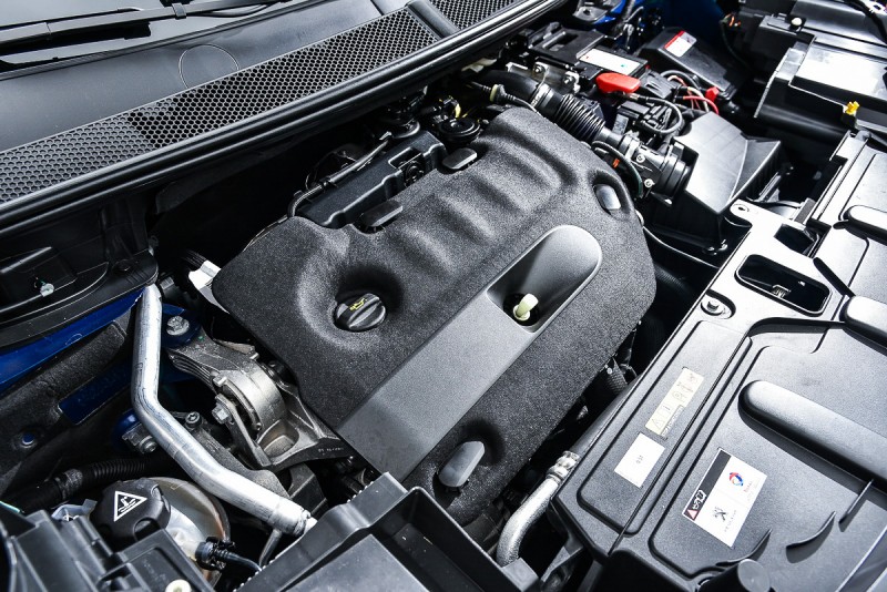 2.0升BlueHDi 渦輪增壓柴油引擎,可輸出180hp/3,750rpm與 40.78kgm/2,000rpm渾厚動力