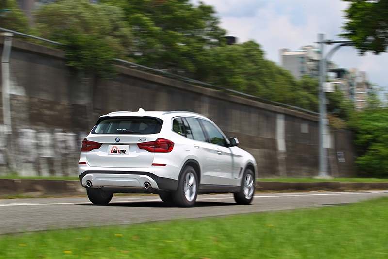 短場衝刺難不倒X3 xDrive20i,輕盈俐落的感受會讓你覺得動力已然很足夠。