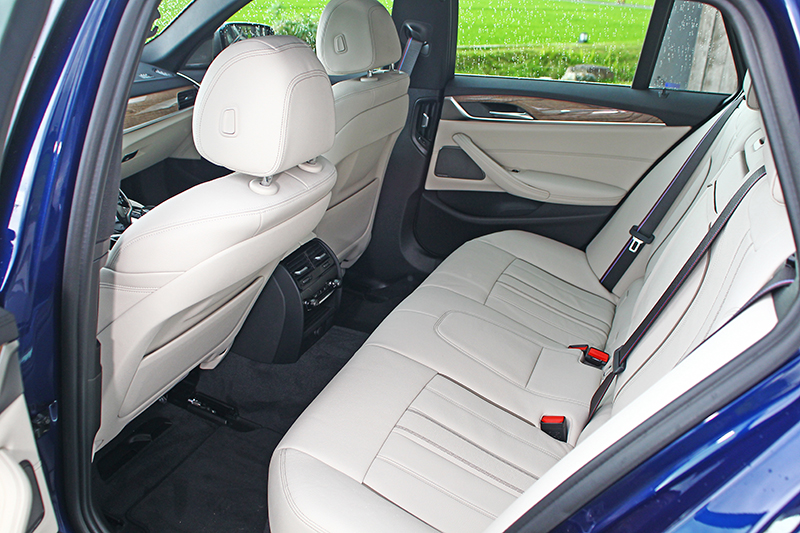 全新BMW M550d xDrive Touring擁有寬敞的車室空間與舒適的乘坐品質。