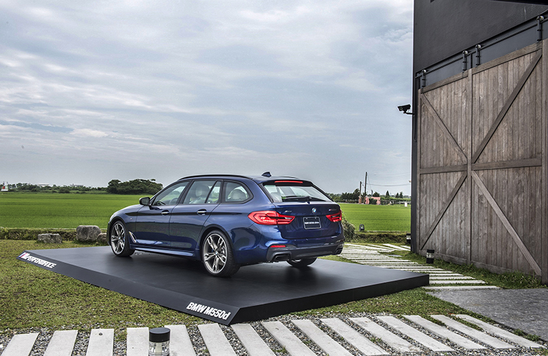 全新BMW M550d xDrive Touring搭載M PerformanceTwinPower Turbo 3.0升直列六缸柴油引擎,身懷強悍的400hp最大馬力以及的77.5kg-m峰值扭力。